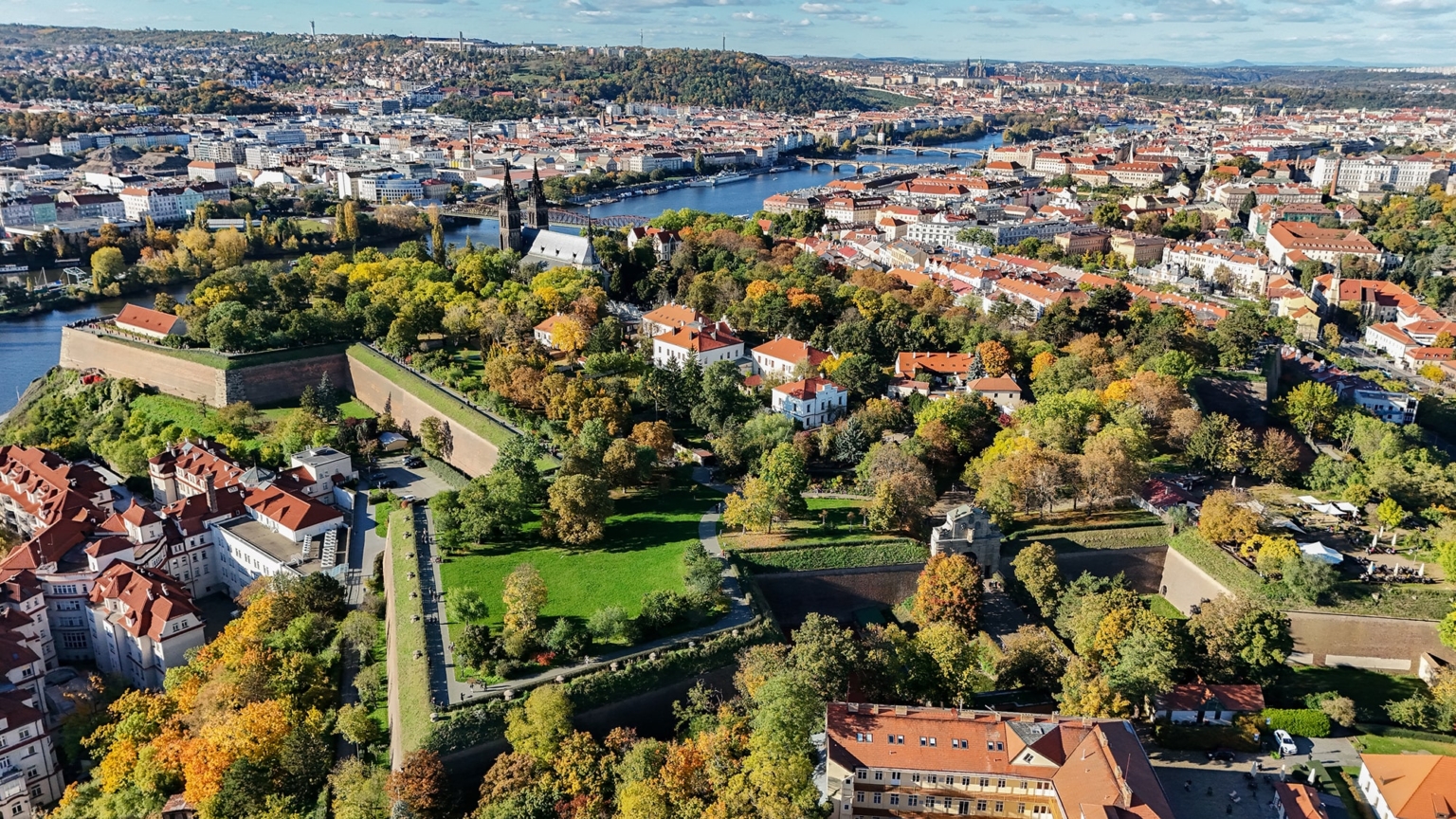 Letecký pohled na Prahu s Vltavou a zelení na podzim