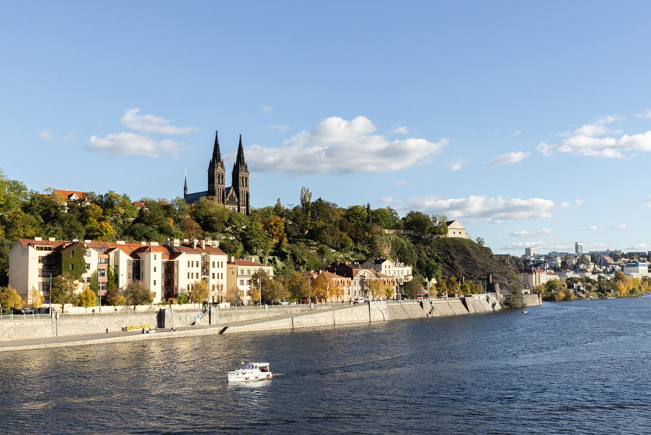 Výhled na Vyšehrad a Vltavu v Praze za slunečného dne