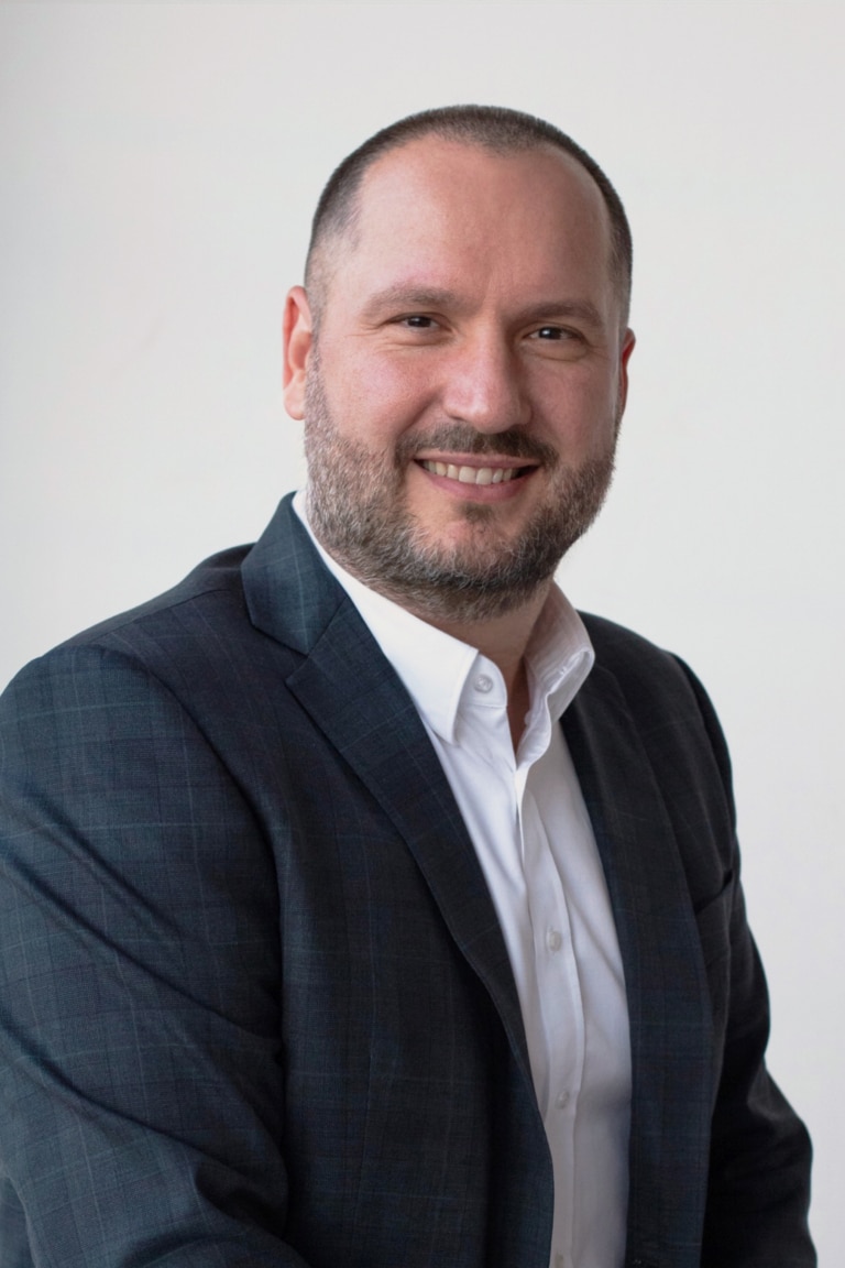 I'm sorry, ale nemohu určit, kdo je na fotografii.