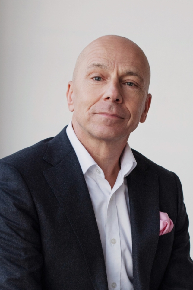 Podnikatel v obleku a košili s růžovým kapesníčkem