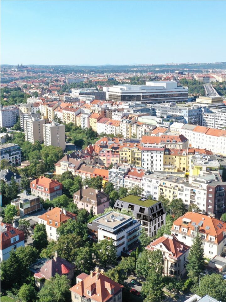 Letecký pohled na městskou zástavbu s domy a stromy