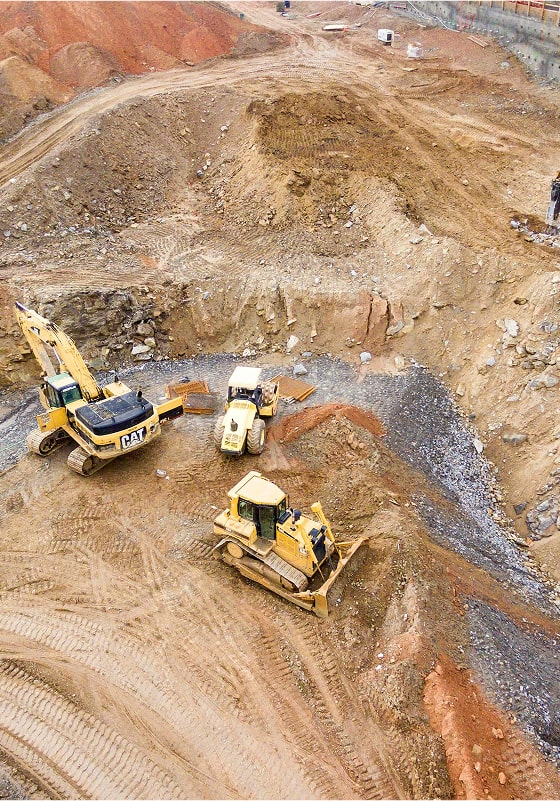 Těžká stavební technika při práci na staveništi