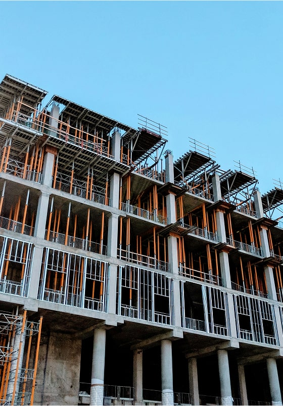 Výstavba moderního vícepodlažního budovy pod modrou oblohou