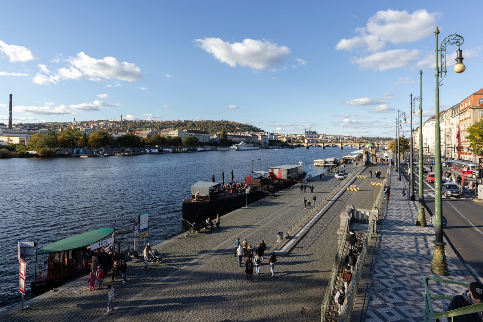 Nábřeží s výhledem na řeku v Praze za slunečného dne