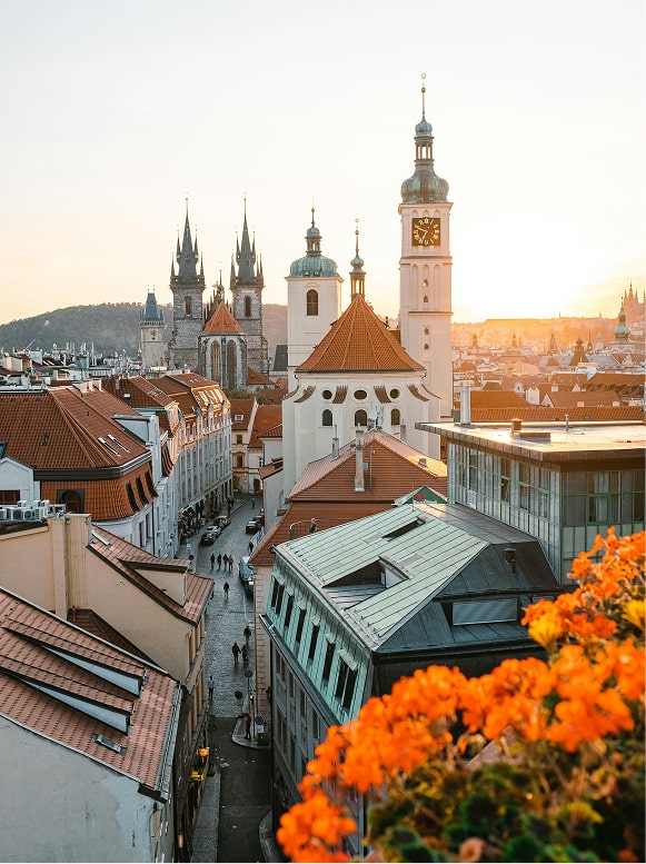 Pražské panorama při západu slunce s historickými věžemi